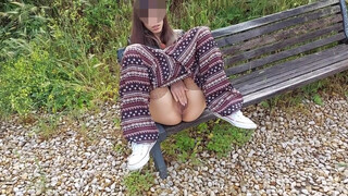 NemiBDesire - Włoska dziewczyna masturbująca się na ławce
