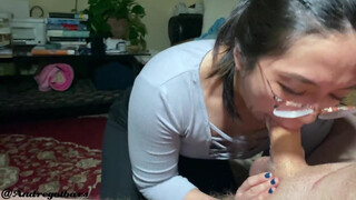 Głębokie gardło obciąganie Azjatka w okularach