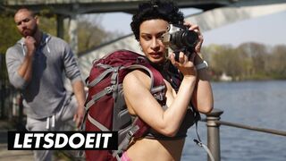 Horny Hostel - Curly Hair Beauty Wild Cup z cudzoziemskim Big Dick w hotelu