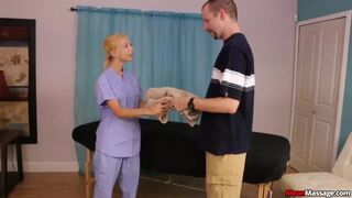 Blondynka nastolatka oferuje swojemu klientowi szorstkie szczęśliwe zakończenie w Nookik