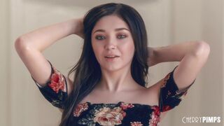 Nastolatek Luna uwielbia lizać piłki i ssać przed jazdy na Cherry Pimps Studios