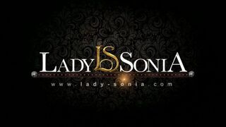 Lady Sonia pokazuje uwodzenie brytyjskiej MILF w scenie ubierania młodej dziewczyny