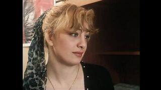 Blondynka duże piersi dziewczyny ssać owłosione cipki z ogromny Dick w scenie retro