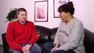 Rudowłosa mamuśki ssie jego kutasa z dużymi cyckami i pozwala im pieprzyć go mocno