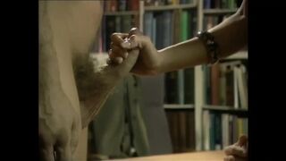 Dominatrix siedzi na jej twarzy pięści w tyłek niewolnika jak ona pieprzy ją