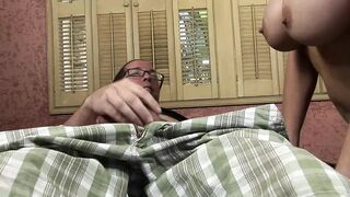 Blonde MILF Kasey Grant ssie duże cycki i dostaje smak
