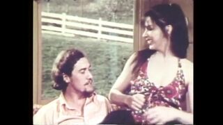 John Holmes liże mokrą cipkę dziewczyny w retro porno