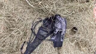 Wielka stara kobieta ssąca kutasa chłopowi w chlewie