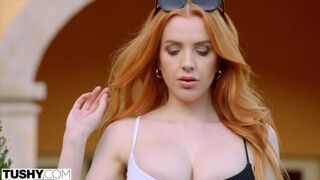 TUSHY - Scarlett Jones domaga się klapsa