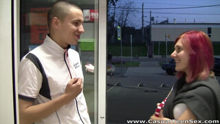 Przypadkowy seks nastolatków - szybki numerek z fioletowowłosą dziewczyną