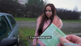 Agent publiczny - Zeynep Rossa odebrana na parkingu
