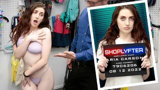 Zboczeniec gliniarz ciągnie Aria Carson purpurowe stringi i pieprzy ją mocno na stole