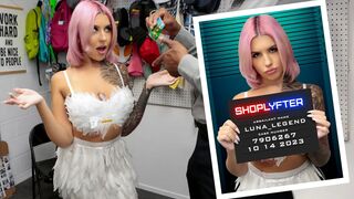 Sexy nastolatek dostaje przyłapany kradzież cukierka w Halloween kostium w sklepie