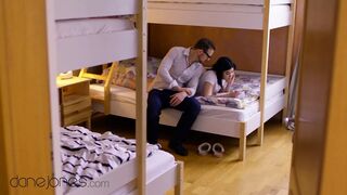 Gorąca przygoda nastolatka Lady Dee z trudnym działaniem